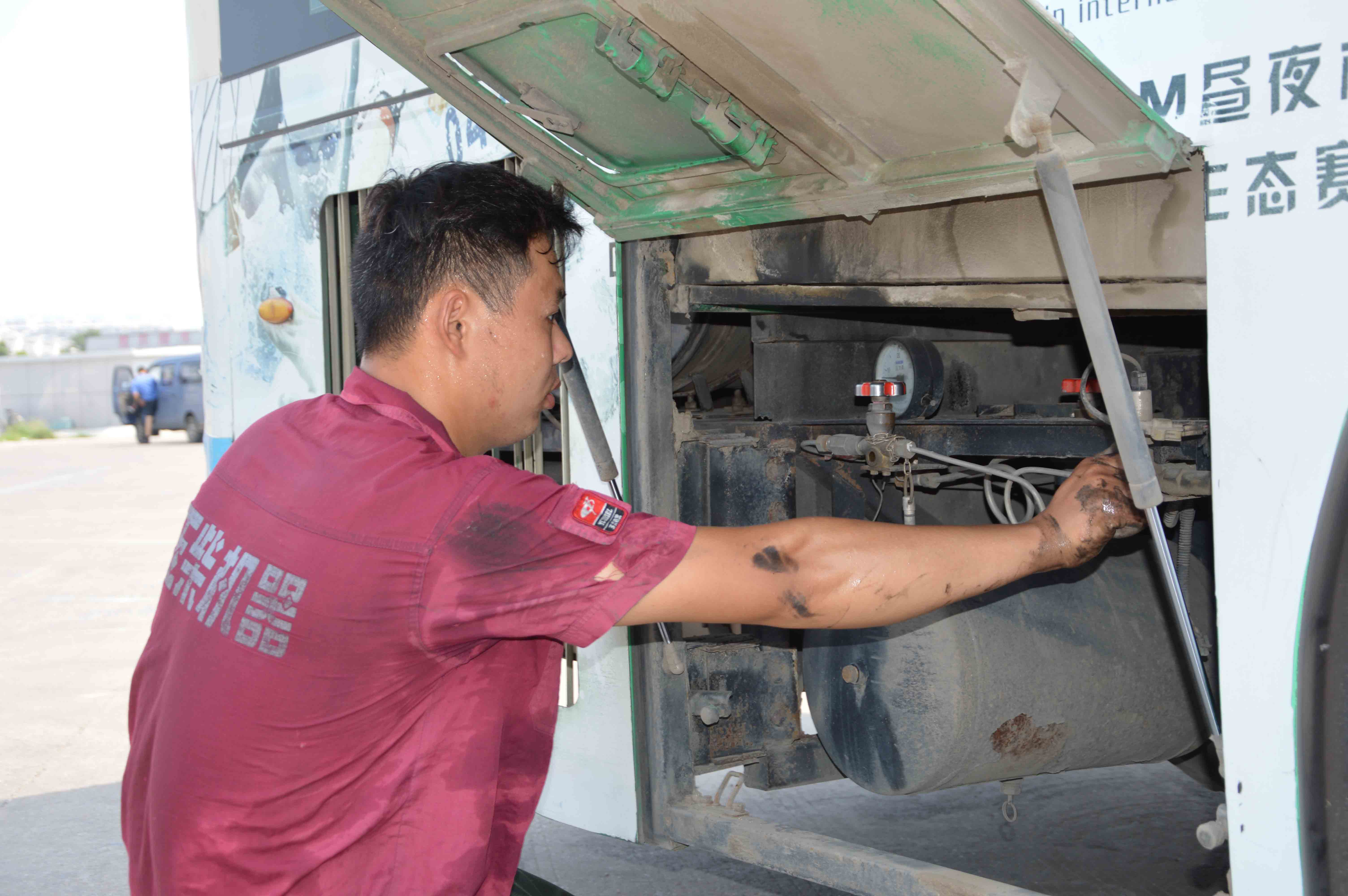 2 公交修理工高溫下?lián)屝?.JPG