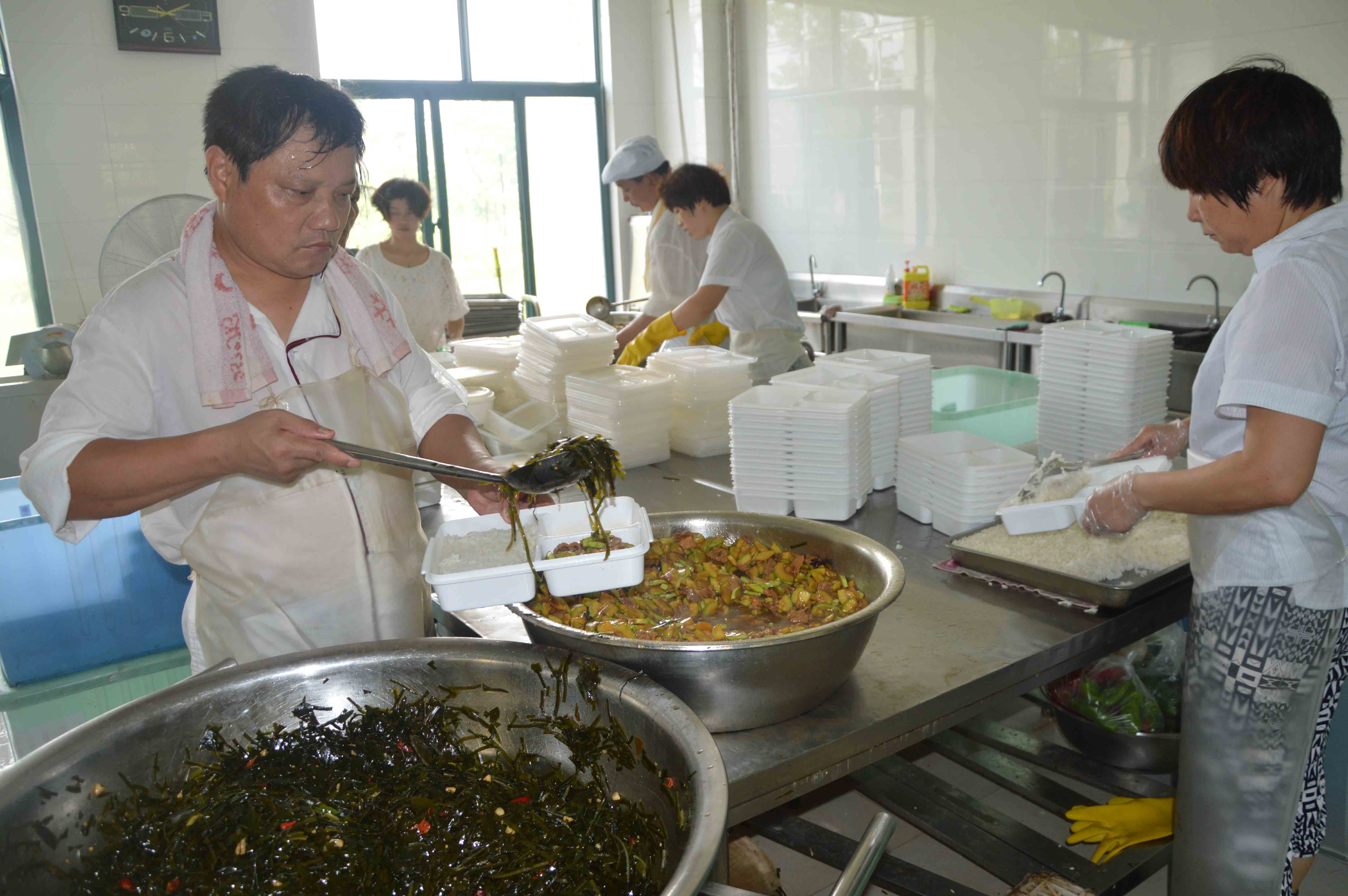 5 高溫下的公交餐飲配送中心工作人員.jpg