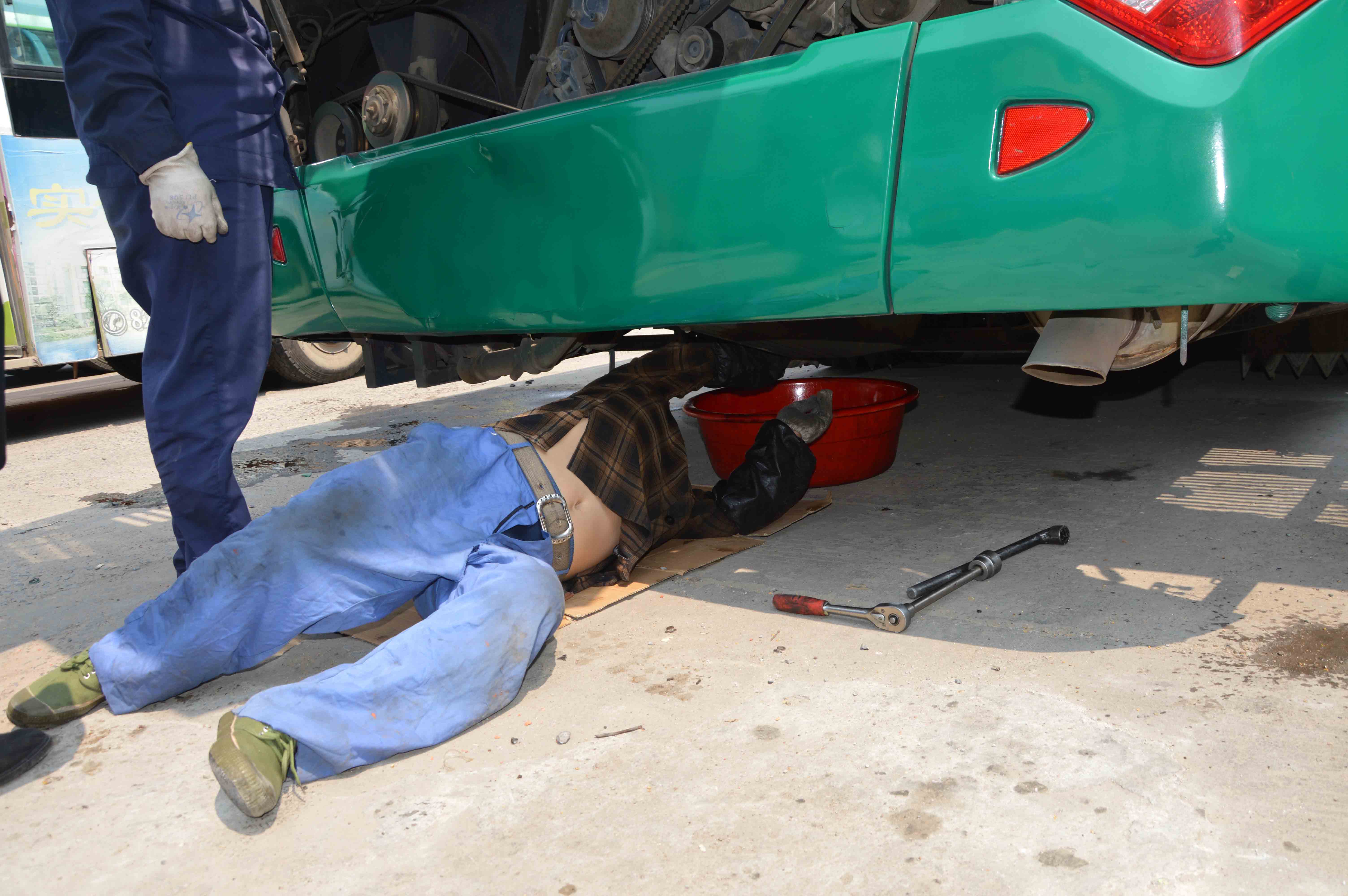 3 公交修理工高溫下?lián)屝?.JPG