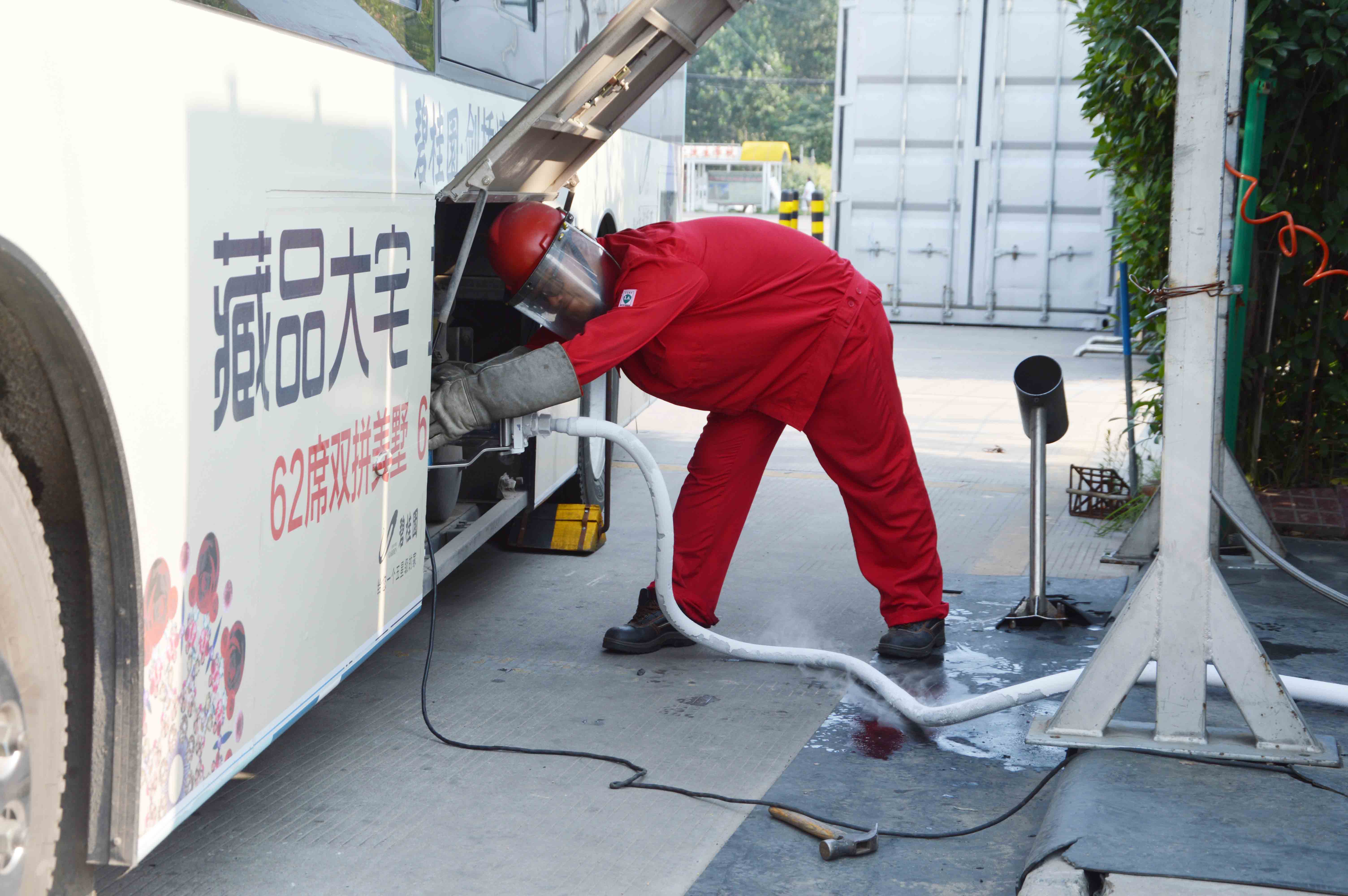 4 加氣員在給公交車加氣.jpg